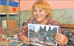  ?? JUAN OBREGON ?? RECUERDO. Asunción Carballo con la foto de su hija y Macri.