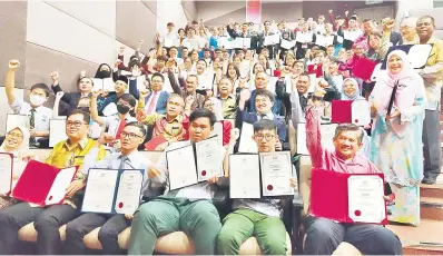  ?? ?? TAHNIAH: Pelajar cemerlang SPM 2021 bagi negeri Sarawak merakamkan kenangan bersama selepas pengumuman keputusan oleh Azhar di Auditorium Jabatan Pendidikan Negeri Sarawak, semalam.