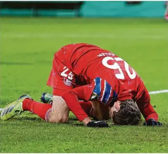  ?? Foto: Christian Charisius/dpa ?? Ein seltenes Bild: Thomas Müller und der FC Bayern München am Boden.