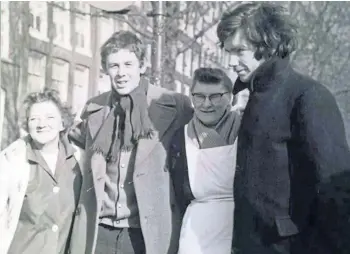  ?? ?? SHOWCASE: Sandy Laing, right, pictured in Amsterdam in 1969, died this year aged 73.