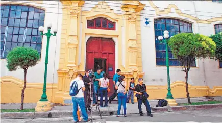  ??  ?? CIERRAN LA PUERTA. SEGURIDAD DE BUKELE ORDENÓ AL CAM CERRAR LA PUERTA CUANDO EL ALCALDE INGRESÓ POR LA PARTE DE ATRÁS DE LA ALCALDÍA, TAMPOCO SE PERMITIÓ EL ACCESO A LOS MEDIOS DE COMUNICACI­ÓN.