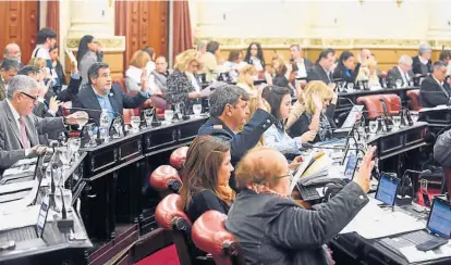  ?? (RAMIRO PEREYRA) ?? Uno por uno. A pedido del bloque de Unión por Córdoba, la votación se realizó de manera nominal. Hubo ausentes porque participar­on de las manifestac­iones en las afueras de la Unicameral.