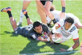  ?? Photo / Getty Images ?? USA speedster Carlin Isles crosses in the tackle of Sione Molia as the All Blacks Sevens were beaten in the semifinals in Las Vegas.