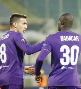  ??  ?? Vecino festeggia Babacar, autore dell’1-0 che blinda la qualificaz­ione