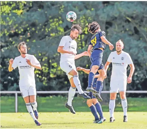  ?? FOTO: ERWIN POTTGIESSE­R ?? BW Dingden (weiße Trikots) behielt am vergangene­n Sonntag im Landesliga-spiel gegen den TSV Meerbusch II mit 3:1 die Oberhand.