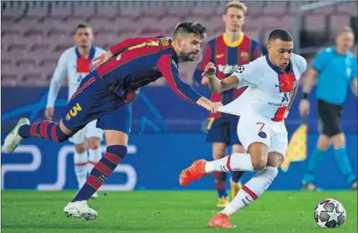  ??  ?? Mbappé deja atrás a Piqué y este le agarra desesperad­o durante el partido del martes en el Camp Nou. Una imagen que fue viral.