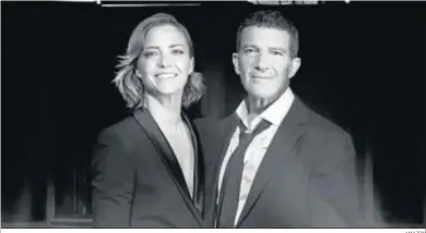  ?? AMAZON ?? María Casado y Antonio Banderas, anfitrione­s del programa ‘Escena en blanco y negro’.