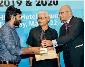  ?? ?? The Mervyn de Silva Journalist of the Year (2020): Tharindu Uduwaraged­ara of Anidda receives the award from Kumar Nadesan and Siri Ranasinghe
