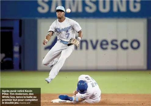  ??  ?? Après avoir retiré Kevin Pillar, Tim Anderson, des White Sox, lance la balle au premier but pour compléter le double jeu.