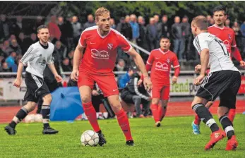  ?? SZ-FOTO: MANFRED SCHERWINSK­I ?? Der Bezirkslig­a-Zweite TSG Ehingen (Daniel Post, am Ball, hier im Spiel gegen Rottenacke­r) empfängt am Sonntag den Tabellendr­itten FC Mengen.