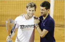  ?? ANSA ?? Dominic Thiem, 26 anni, e Novak Djokovic, 33, scherzano a Belgrado