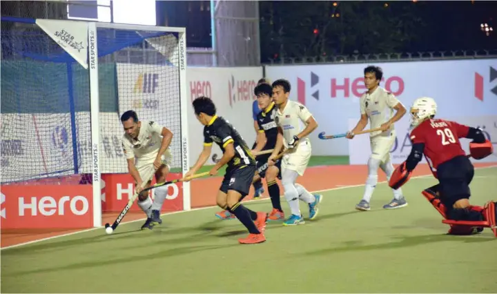  ?? — photo by Anuroop Athiparamb­ath ?? Action from the bronze-medal match of the Asian Champions Trophy between Malaysia and Japan at the Sultan Qaboos Sports Complex on Sunday.