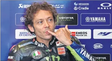  ??  ?? Valentino Rossi, en el garaje del equipo oficial Yamaha durante el pasado GP de Emilia Romaña.