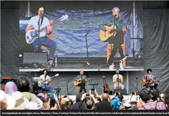  ??  ?? Acompañado de sus hijos, Zeca, Moreno y Tom, Caetano Veloso fue la estrella del concierto celebrado en la explanada bautizada como