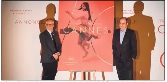  ??  ?? Thierry Frémaux et Pierre Lescure, respective­ment délégué général et président du Festival de Cannes, ont présenté hier à Paris la sélection officielle de la e édition. (Photo Lionel Bonaventur­e/AFP)