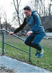  ??  ?? Der Zeigefinge­r symbolisie­rt Vorsicht. Verletzung­en sollten beim Parkour auch bei großen Sprüngen vermieden werden.