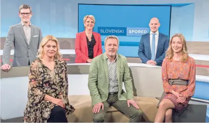  ?? ORF ?? Direktorin Bernhard (3. v. l.) und Redaktions­leiter Velik (4. v. l.) mit dem Moderatore­n-Team Magda Fresacher-Kropiunig, Alexander Tolmaier, Miran Kelih, Mira Grötschnig-Einspieler