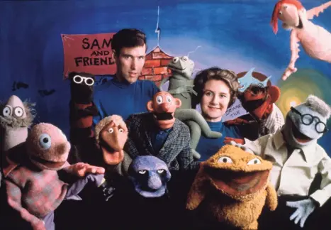  ?? Del Ankers / Courtesy of The Jim Henson Co. ?? Jim and Jane Henson and the cast of “Sam and Friends,” circa 1960.