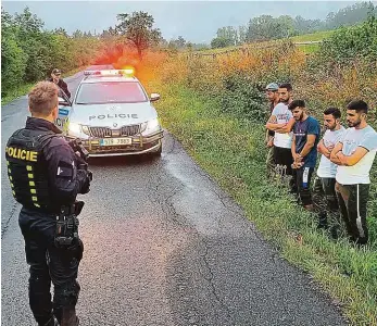  ?? Foto: Václav Janouš, MAFRA ?? Neúspěšný pokus Migranti zadržení poblíž česko-slovenské hranice.