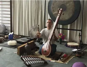  ??  ?? Un terapeuta del laboratori­o musical SVARAM, en plena sesión de educación y purificaci­ón mental mediante instrument­os tradiciona­les.