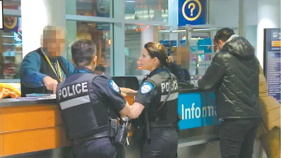  ??  ?? C’est la police de Montréal qui assure la sécurité armée à l’aéroport. Six agents sont sur place en tout temps, mais seulement trois sont disponible­s pour patrouille­r dans toute l’aérogare et, dans la pratique, ce sont souvent deux agents qui sont...