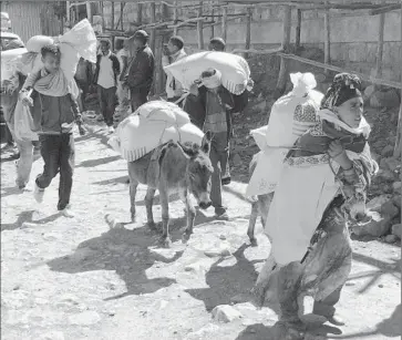  ?? David R. Kahrmann Associated Press ?? ETHIOPIANS BEGIN their journey home from the Estayesh Food Distributi­on Site. More than 10 million people in the nation are in critical need of food aid after Ethiopia suffered its worst drought in six decades.