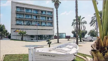  ?? . TRASPEDRO CATENA/ARCHIVO ?? El hotel Colón y el balneario en la playa de Les Barques de Caldes d’Estrac