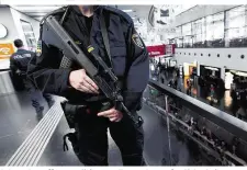  ??  ?? Schwer bewaffnete Polizisten sollen zu Ostern für Sicherheit sorgen