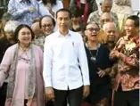  ?? RAKA DENNY/JAWA POS ?? TERIMA MASUKAN: Jokowi bersama sejumlah tokoh yang diundang ke Istana Kepresiden­an Jakarta kemarin.