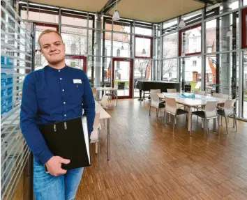  ?? Foto: Bernhard Weizenegge­r ?? Simon Wille ist Auszubilde­nder für Büromanage­ment im Haus der Senioren in Gundelfing­en.