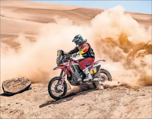  ??  ?? IMPARABLE. Ningún piloto pudo hacer frente al ritmo que impuso Joan Barreda en los primeros 84 kilómetros de especial del Dakar 2019.