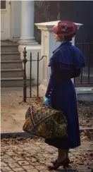  ??  ?? Cinquante-quatre ans après le film de Walt Disney, elle redonne vie à la nounou la plus magique du cinéma. Dans « Mary Poppins Returns » de Rob Marshall, elle ressort son étonnant parapluie pour aider à nouveau Michael, désormais adulte, à retrouver le...