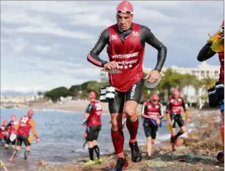  ?? (Photo doc P.A.) ?? Pour avaler les kilomètres, il faut supporter l’alternance entre secteurs de course à pied (sans quitter son équipement de natation) et portions nagées (avec ses chaussures de running).