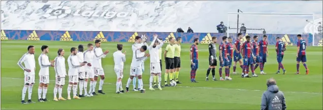  ??  ?? Los jugadores de Real Madrid y Levante posan en el césped del Di Stéfano antes de arrancar el partido jugado en Valdebebas.