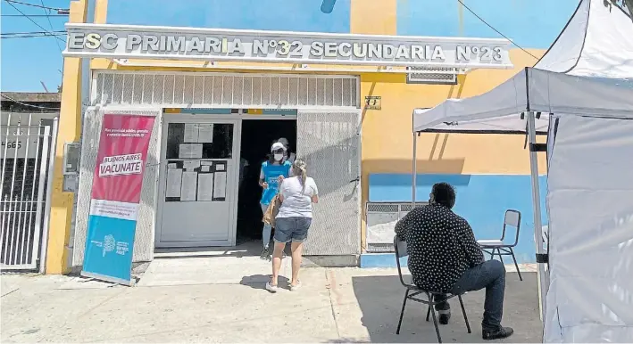  ?? JUAN MANUEL FOGLIA ?? Otros usos por la pandemia. Una escuela de Villa Domínico, en el partido de Avellaneda, que la semana pasada aún era utilizada como vacunatori­o.