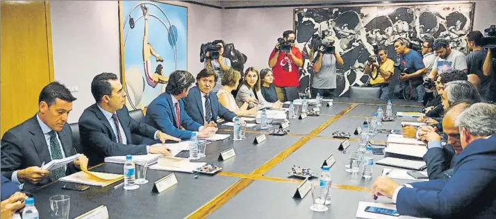  ?? FOTO: EFE ?? Reunión clave en el Consejo Superior de Deportes Bajo la presidenci­a de José Ramón Lete, la comisión directiva de dicho organismo analizó la situación del fútbol español tras el encarcelam­iento de Ángel Villar, su hijo y Juan Padrón