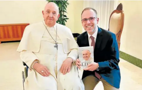  ?? // HARPER COLLINS ?? Fabio Marchese junto al Papa Francisco, en la presentaci­ón de la versión inglesa del libro