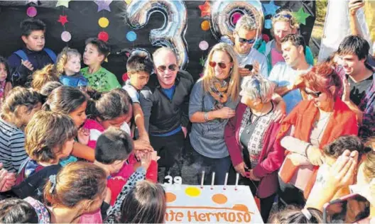  ?? FOTOS: AGENCIA MONTE HERMOSO Y PRENSA MONTE HERMOSO ?? Uno de los momentos más esperados de la tarde de ayer: se cantó el Feliz cumpleaños y se cortó la torta del aniversari­o.