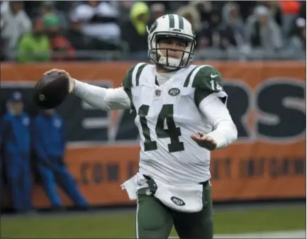  ?? DAVID BANKS - THE ASSOCIATED PRESS ?? In this Sunday, Oct. 28, 2018file photo, New York Jets quarterbac­k Sam Darnold (14) looks to throw against the Chicago Bears during the second half of an NFL football game in Chicago. Sam Darnold was a full participan­t at practice, putting him on track to start for the New York Jets at Buffalo against the Bills on Sunday. The rookie quarterbac­k has missed the past three games with a strained right foot. Coach Todd Bowles says Wednesday, Dec. 5, 2018that it’s too early in the week to say for sure if Darnold will start.