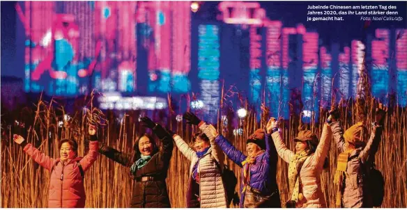  ?? Foto: Noel Celis/afp ?? Jubelnde Chinesen am letzten Tag des Jahres 2020, das ihr Land stärker denn je gemacht hat.