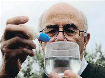  ?? MERCÈ GILI ?? Josep Pàmies en su vivero de Balaguer, con una botella de MMS, que se toma mezclado con agua