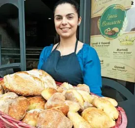  ??  ?? 1| La gelateria Disìu di Alessio Giannì, a Piazza Armerina. Fra le specialità, il cono allo zafferano.
2| Il pane appena sfornato del Forno Reale di Troina.
3| Una veduta di Regalbuto.
2