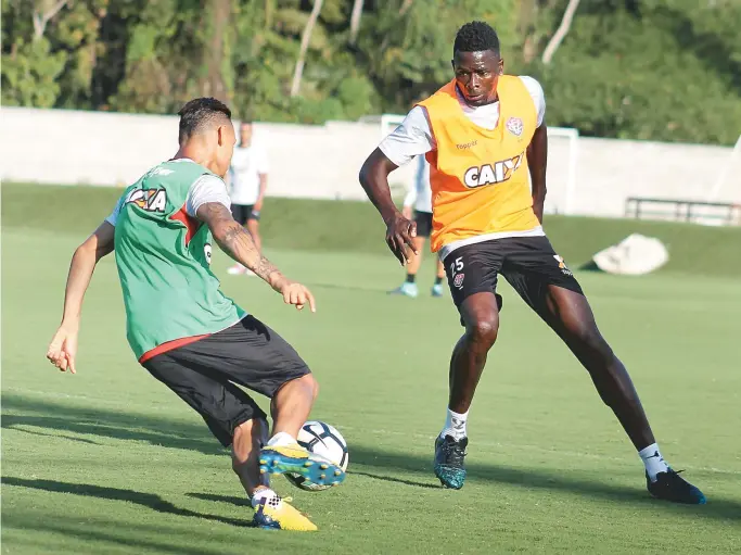  ??  ?? Artilheiro do Vitória, Neilton encara marcação de Kanu, que volta à zaga titular hoje com o desafio de melhorar os números defensivos do rubro-negro no Campeonato Brasileiro