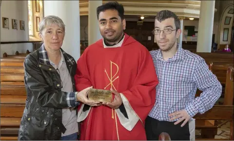  ??  ?? Fr Aquino Thomas, Guardian of the Friary with Johnny Beary’s wife Margaret and son Patrick.