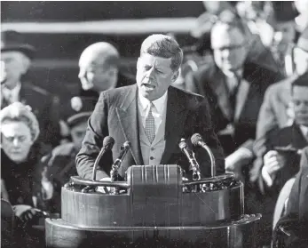  ??  ?? 20. Jänner 1960: John F. Kennedy tritt sein Amt als 35. Präsident der USA in Washington an (li.). Am 22. November 1963, 1402 Tage später, wird er in Dallas erschossen (re.).