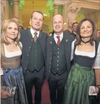  ?? [ Erwin Scheriau ] [ Mirjam Reither ] ?? Am Steirerbal­l: Styria-Vorstand Markus und Ehefrau Cornelia Mair (r.) mit „Presse“-Geschäftsf­ührer Herwig Langanger und Ehefrau Ulrike (l.). Auf dem WU-Ball: Rektorin Edeltraud Hanappi-Egger und der internatio­nal arrivierte Ökonom James Heckman.