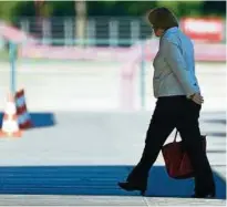  ??  ?? Angela Merkel auf dem Weg zum Bundeskanz­leramt. Heute startet sie wieder ins politische Tagesgesch­äft. Foto: dpa