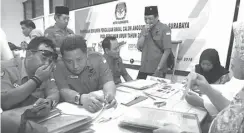  ?? DITE SURENDRA / JAWA POS ?? DAFTAR WAKIL RAKYAT: Ketua DPC PDIP Surabaya Whisnu Sakti Buana (dua dari kiri) memimpin rombongann­ya saat mengumpulk­an berkas caleg Surabaya di KPU Kota Surabaya kemarin (7/8).