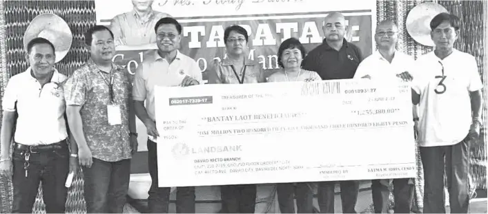  ?? BFAR PHOTO ?? TURNOVER. (From left) BFAR 11 Fishery Officer for Davao City, Jose A. Longno Jr.; Leo Brian D. Leuterio, Head of Davao City Agricultur­e Office; Lorenzo Borja, President, Fisherfolk Associatio­n Matina Aplaya; BFAR 11 Regional Director Fatma M. Idris;...