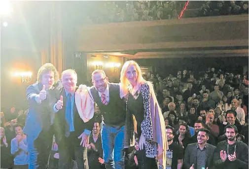  ??  ?? El economista Javier Milei saluda al público en 2018, en el teatro Picadilly tras la presentaci­ón de su obra El consultori­o de Milei